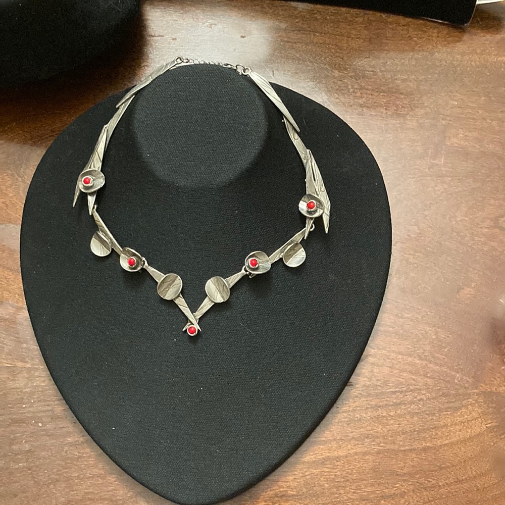 Vintage Choker Brutalist Style